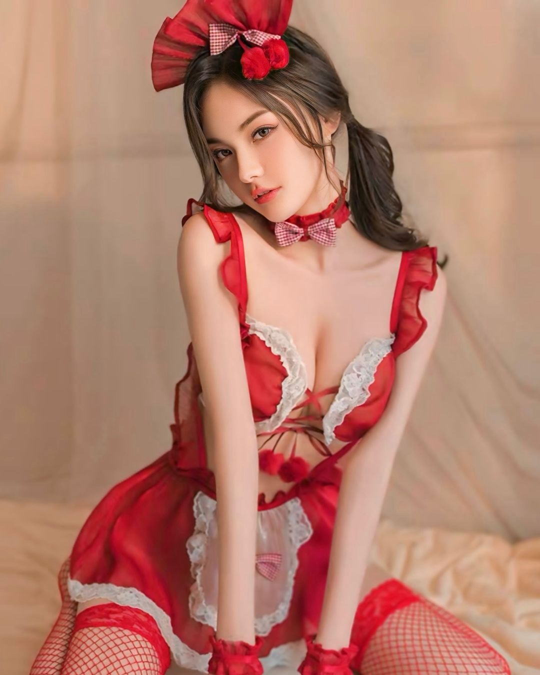 ชุดคอสเพลย์เมดสีแดง ตกแต่งลูกเชอร์รี่พร้อมที่คาดผมเข้ากัน-1