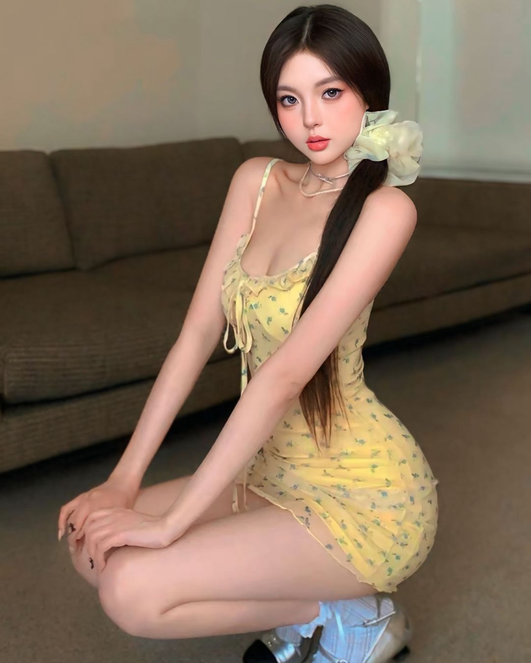 มินิเดรสสายเดี่ยวลายดอกไม้สีเหลืองพาสเทล-1