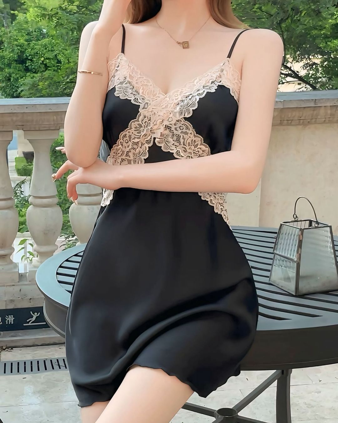 ชุดนอนเดรสสายเดี่ยวซาตินสีดำ-2