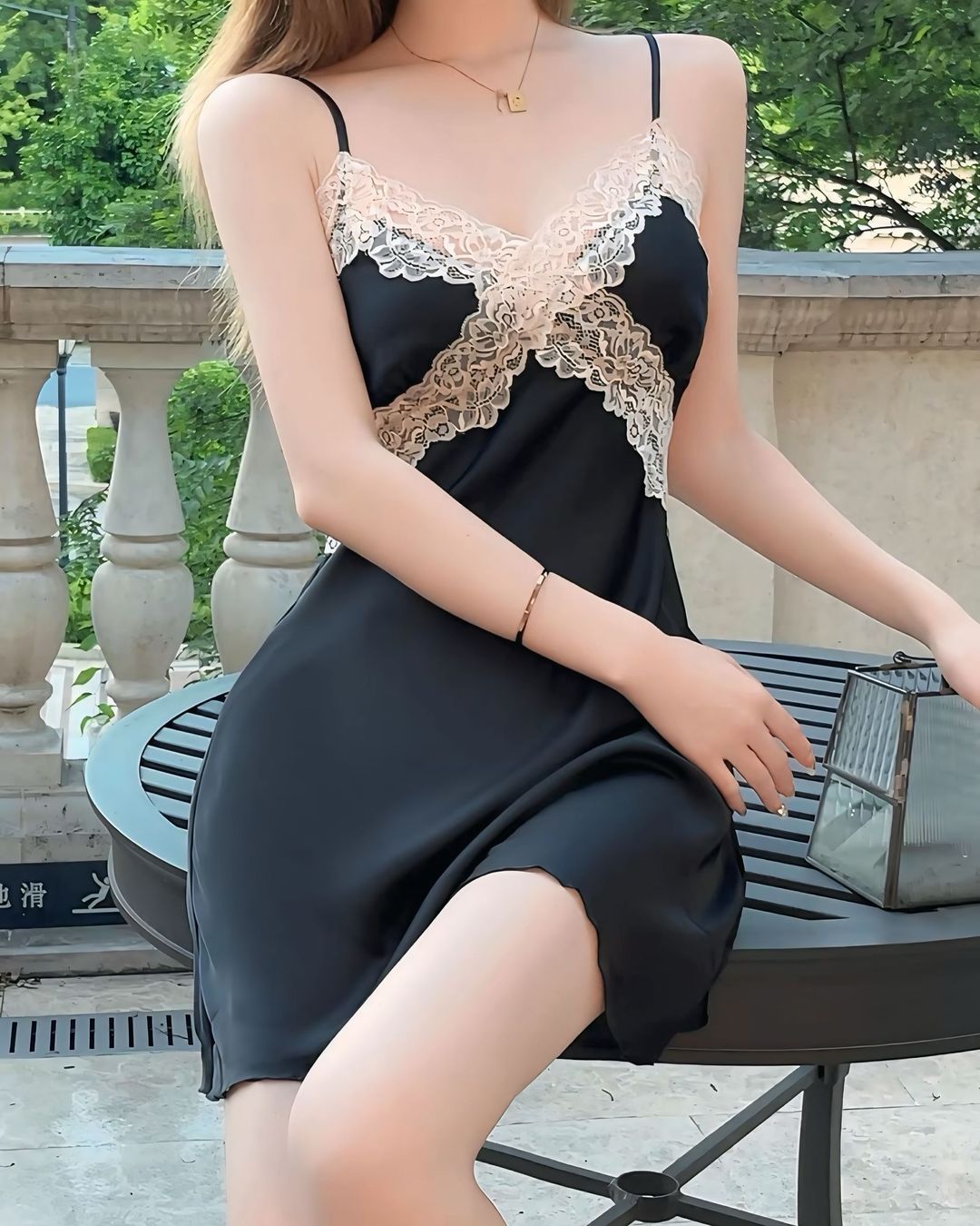 ชุดนอนเดรสสายเดี่ยวซาตินสีดำ-3