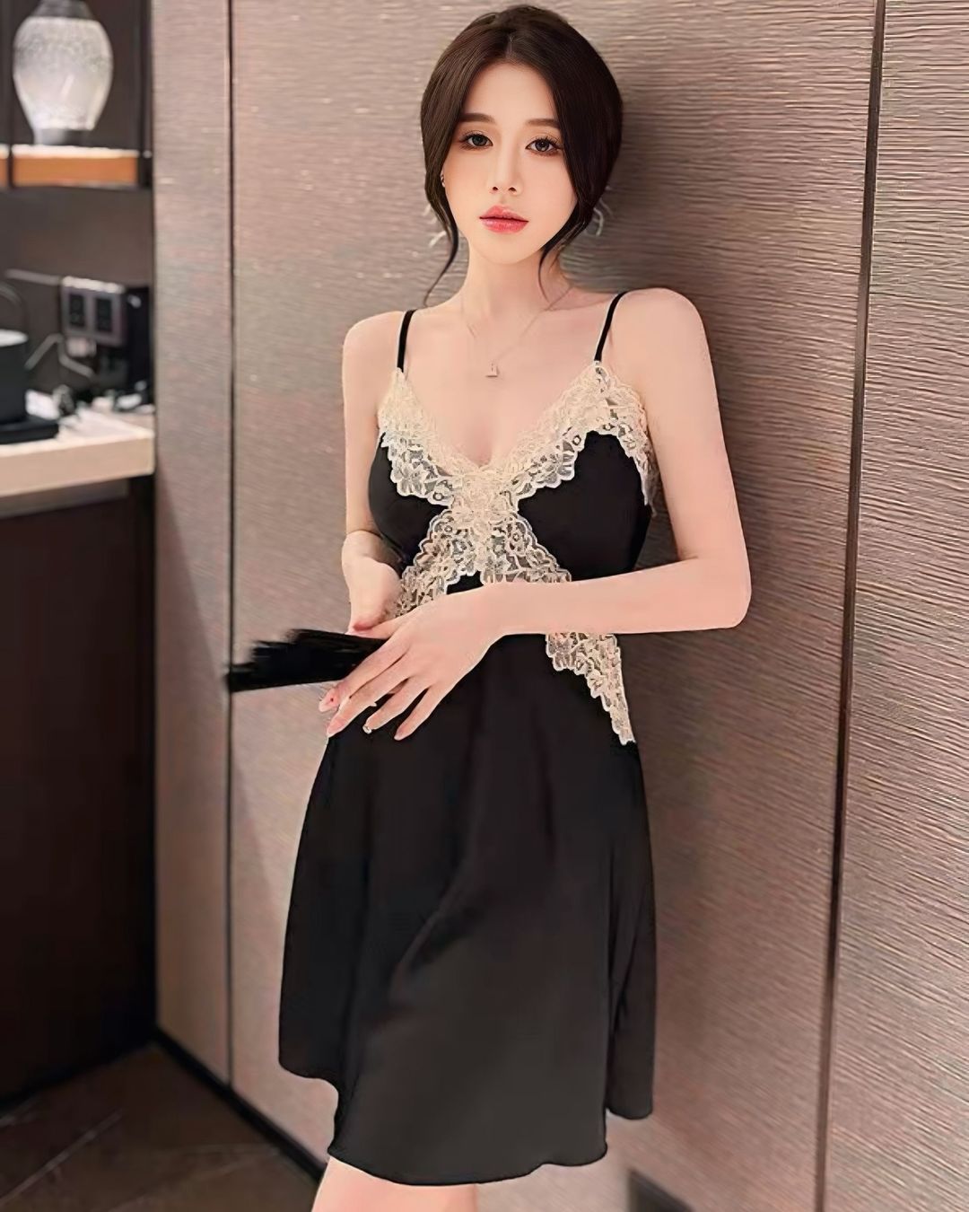 ชุดนอนเดรสสายเดี่ยวลูกไม้ผ้าซาตินฟองน้ำในตัว-3