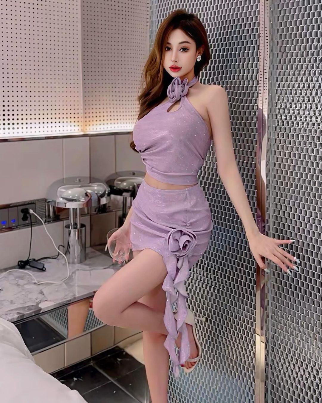 ชุดมินิเดรสแต่งกลิตเตอร์ เปิดหลังสุดแซ่บ สไตล์เวียดนาม-1
