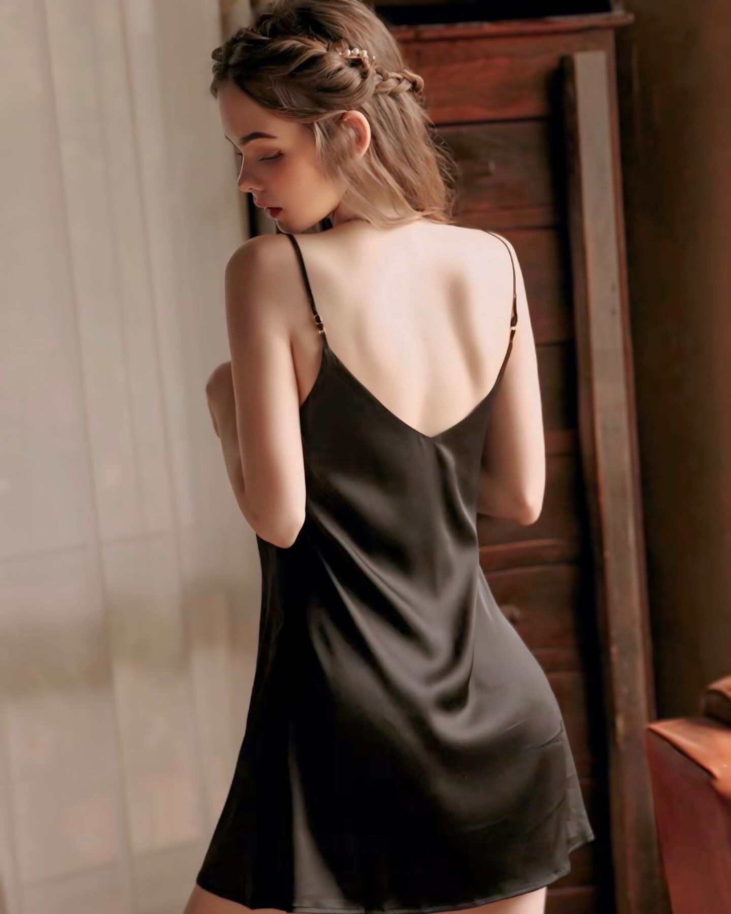 ชุดนอนเดรสผ้าซาตินสายเดี่ยวสุดหรู ตกแต่งขอบลูกไม้-1