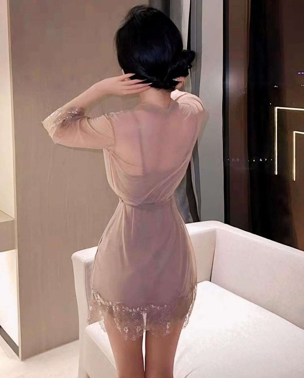 ชุดนอนเดรสซีทรูสุดหรู พร้อมเสื้อคลุมเบาๆ เพิ่มเสน่ห์ที่ยากจะลืม-1