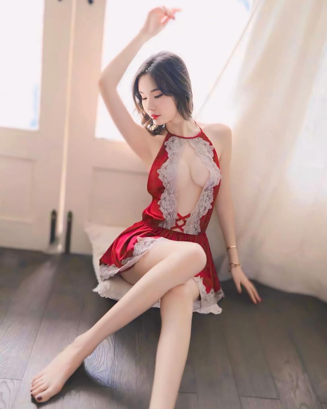 ชุดนอนเดรสซาตินเปิดอกลูกไม้สีแดงสุดหรู-3