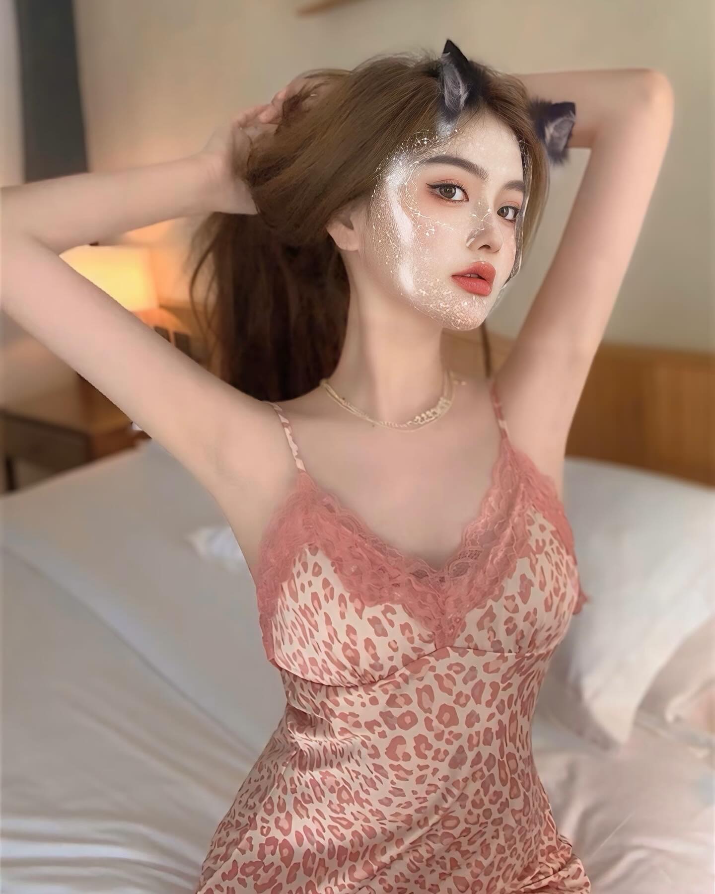 ชุดนอนเดรสลายเสือผ้าซาตินสีชมพูสุดเย้ายวน-2